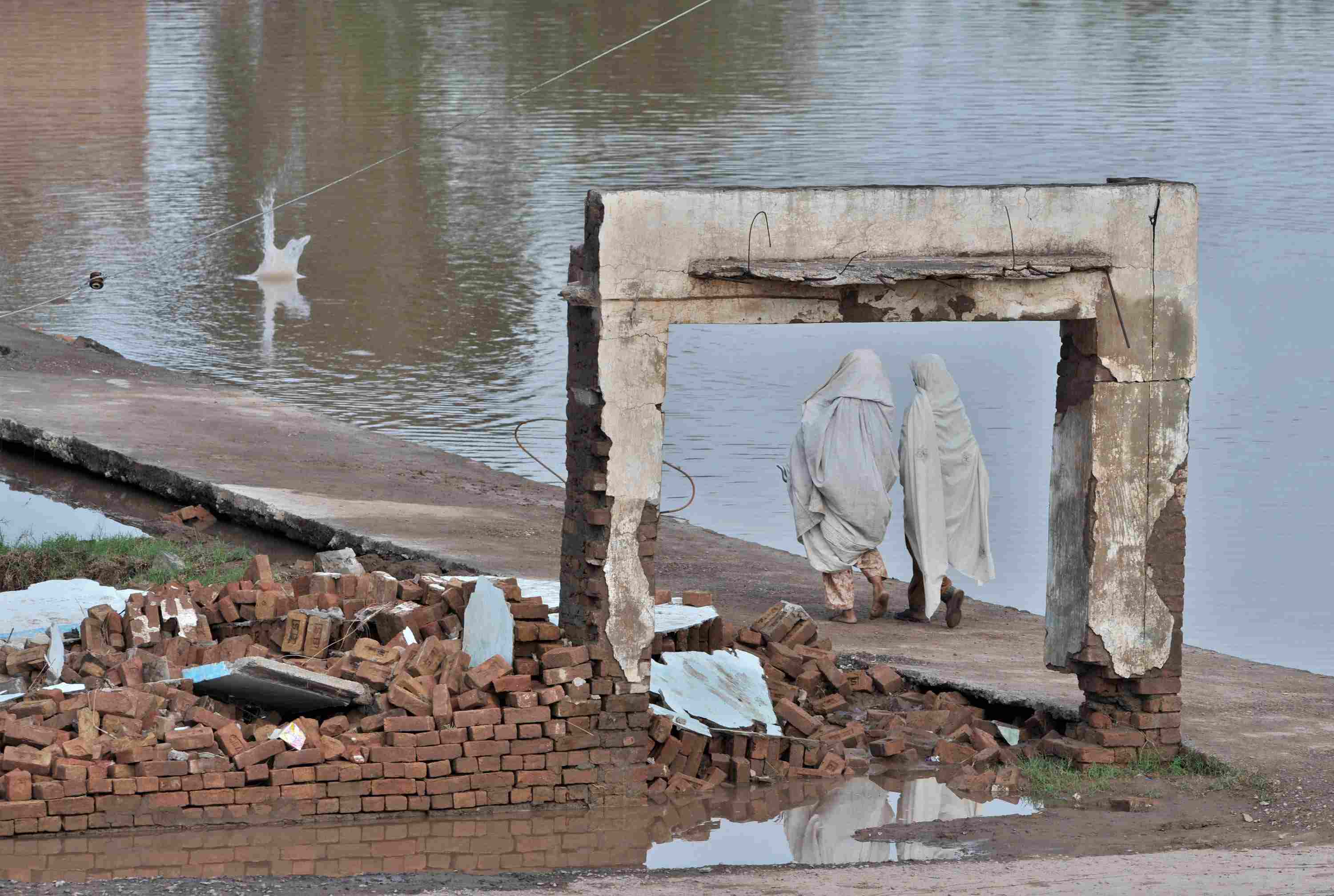 Pakistan flood women.jpg