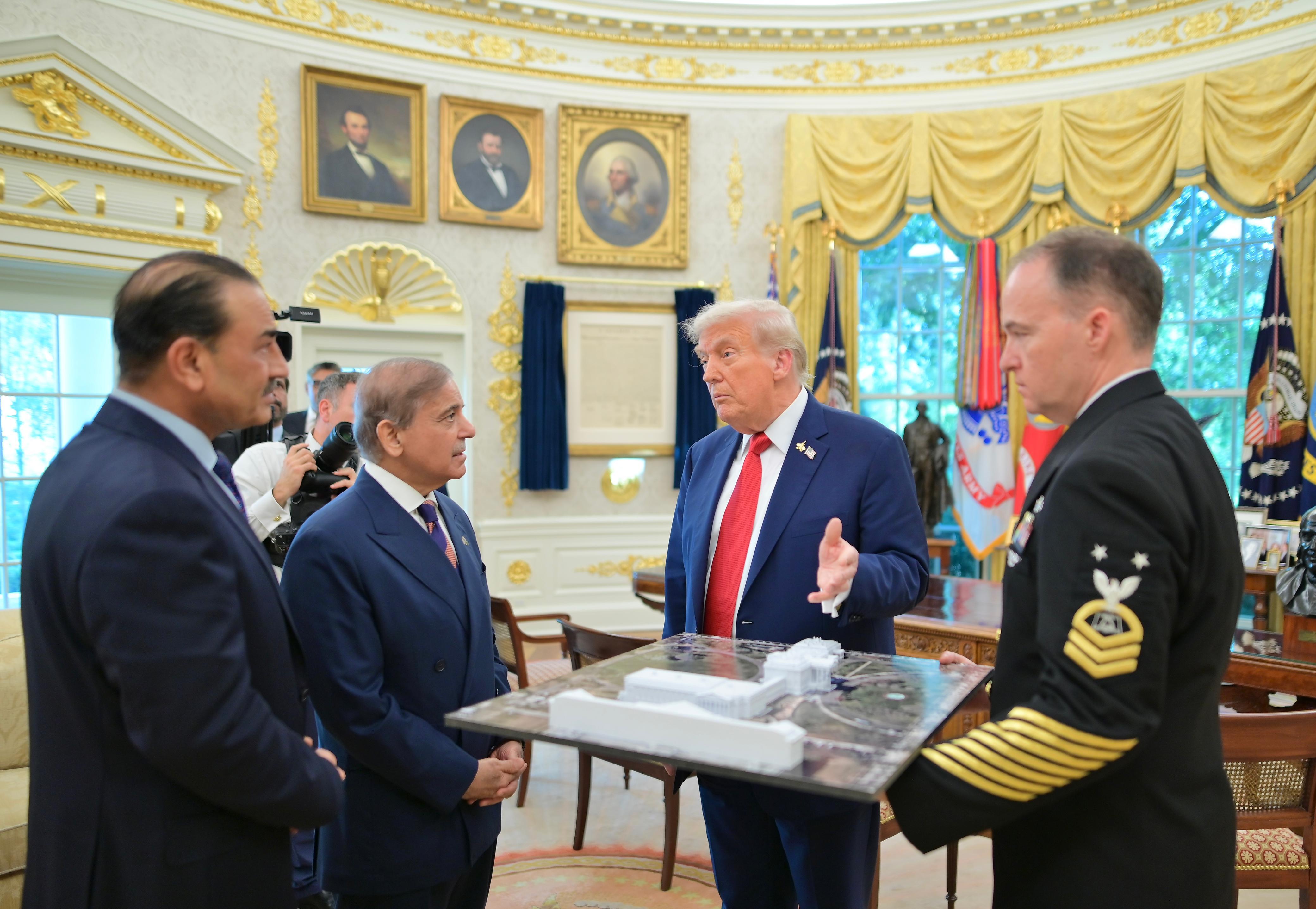 Shahbaztrumpmunir.jpeg