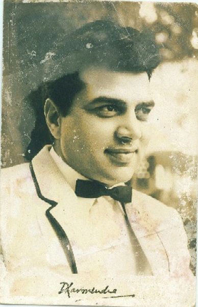 Signed_photo_of_Indian_actor_Dharmendra_(2).jpg