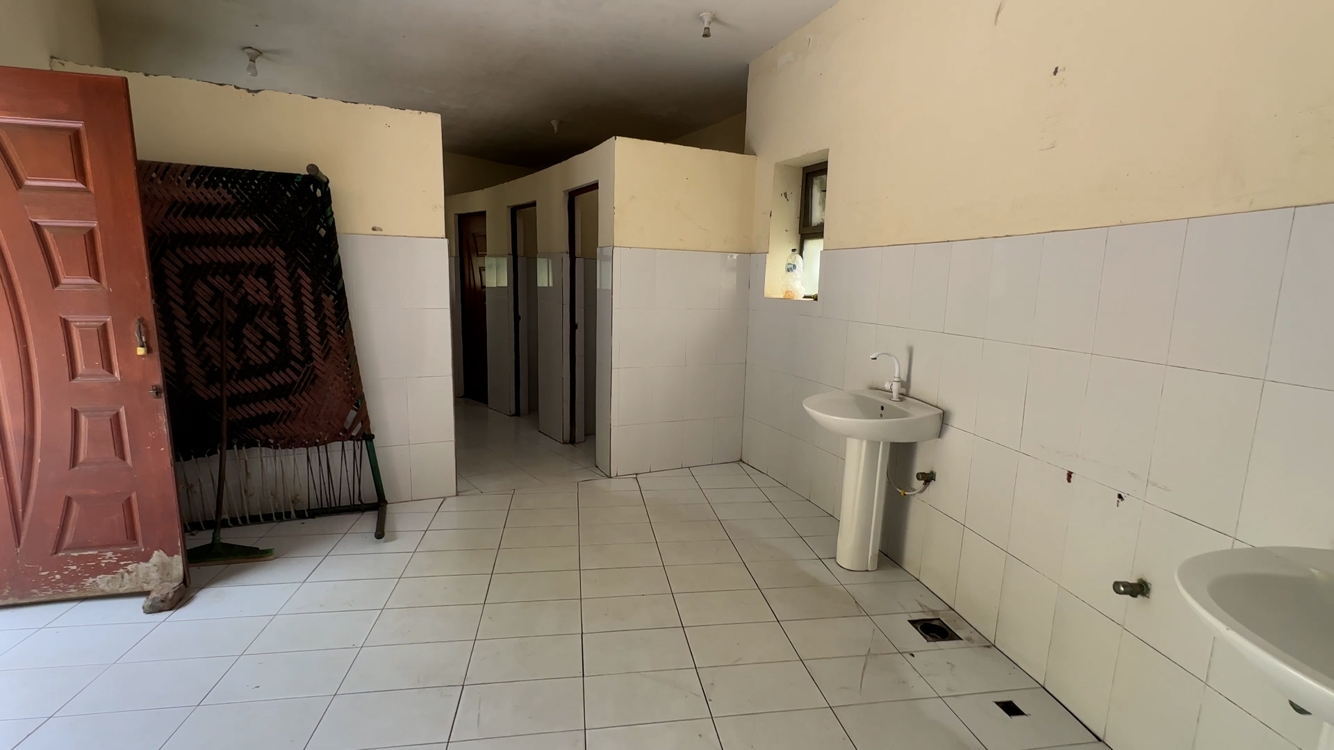 TOILETS.jpg