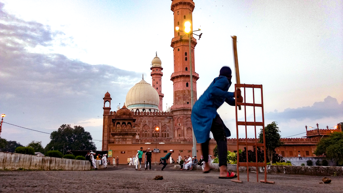 Taj-ul_Masajid_outside.png