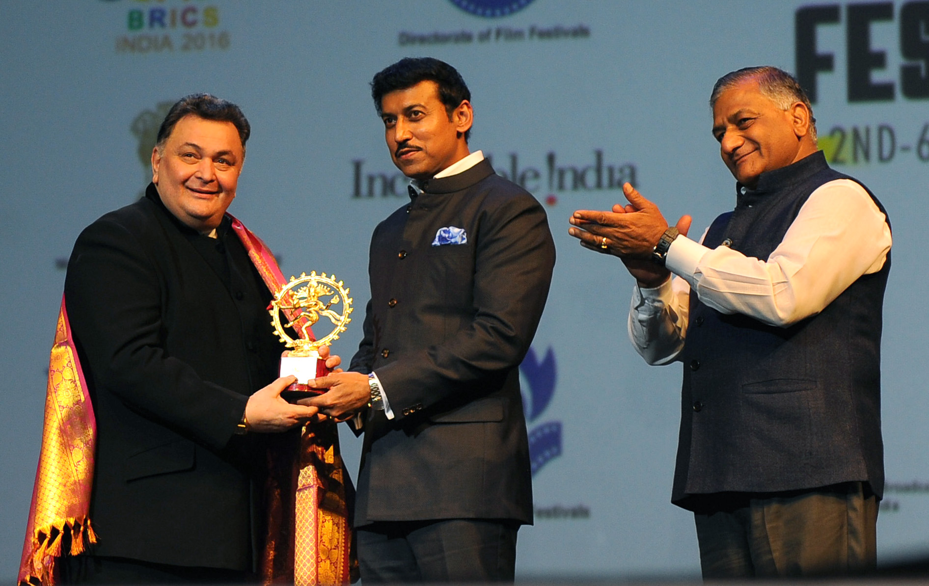 The_Minister_of_State_for_Information_&_Broadcasting,_Col._Rajyavardhan_Singh_Rathore_felicitating_the_Actor_Rishi_Kapoor,_at_the_inauguration_of_the_BRICS_Film_Festival,_in_New_Delhi.jpg