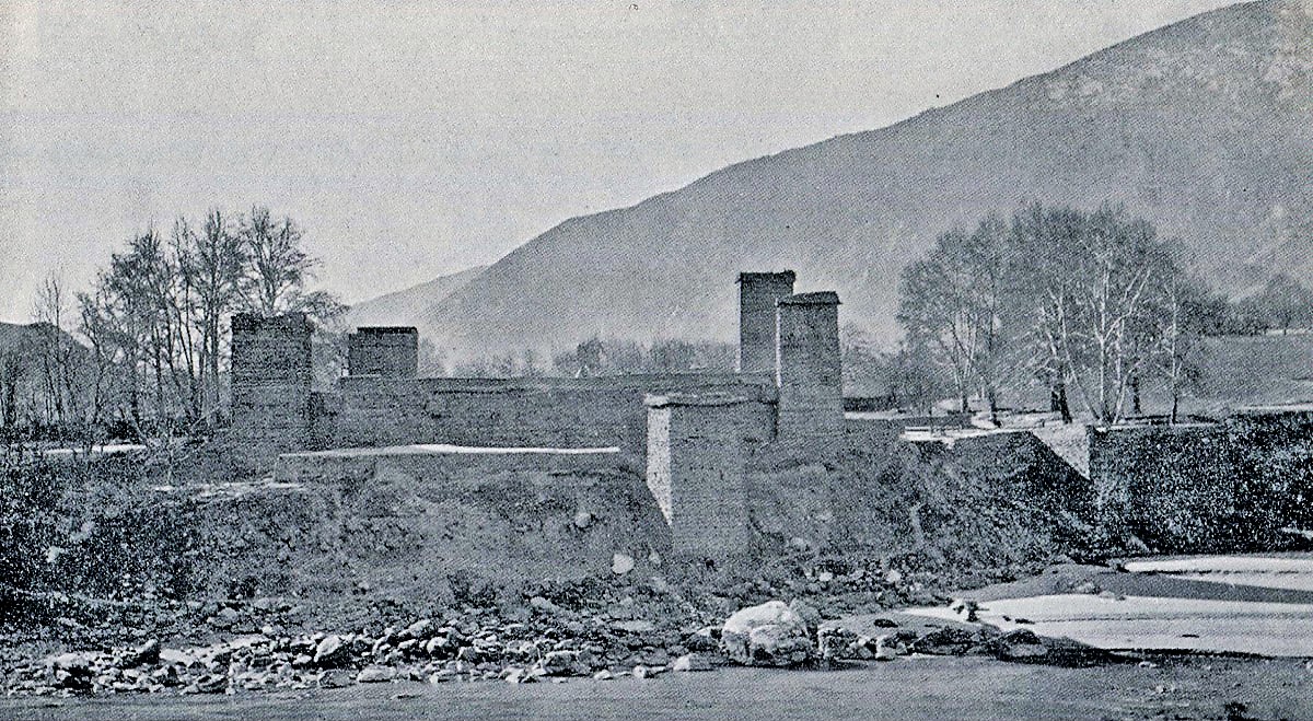 View_of_the_Chitral_Fort_from_across_the_river.jpg