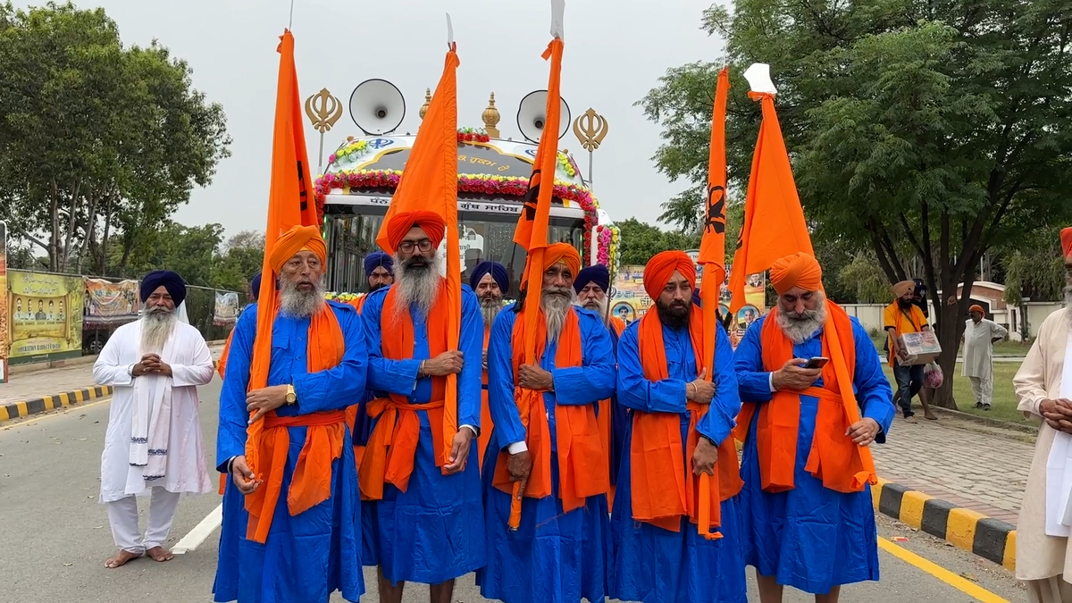 WAHGA_LAHORE_SIKH_PILGRIMS_ENTRY.00_00_48_20.Still005.jpg