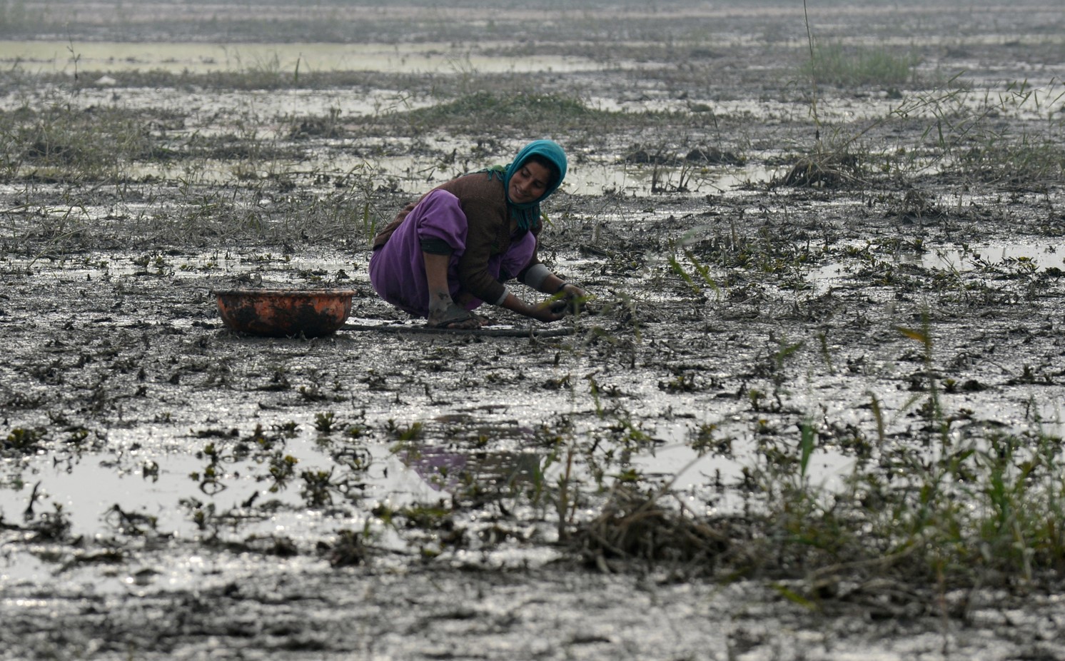 WOMAN AT WULAR LAKE.jpg