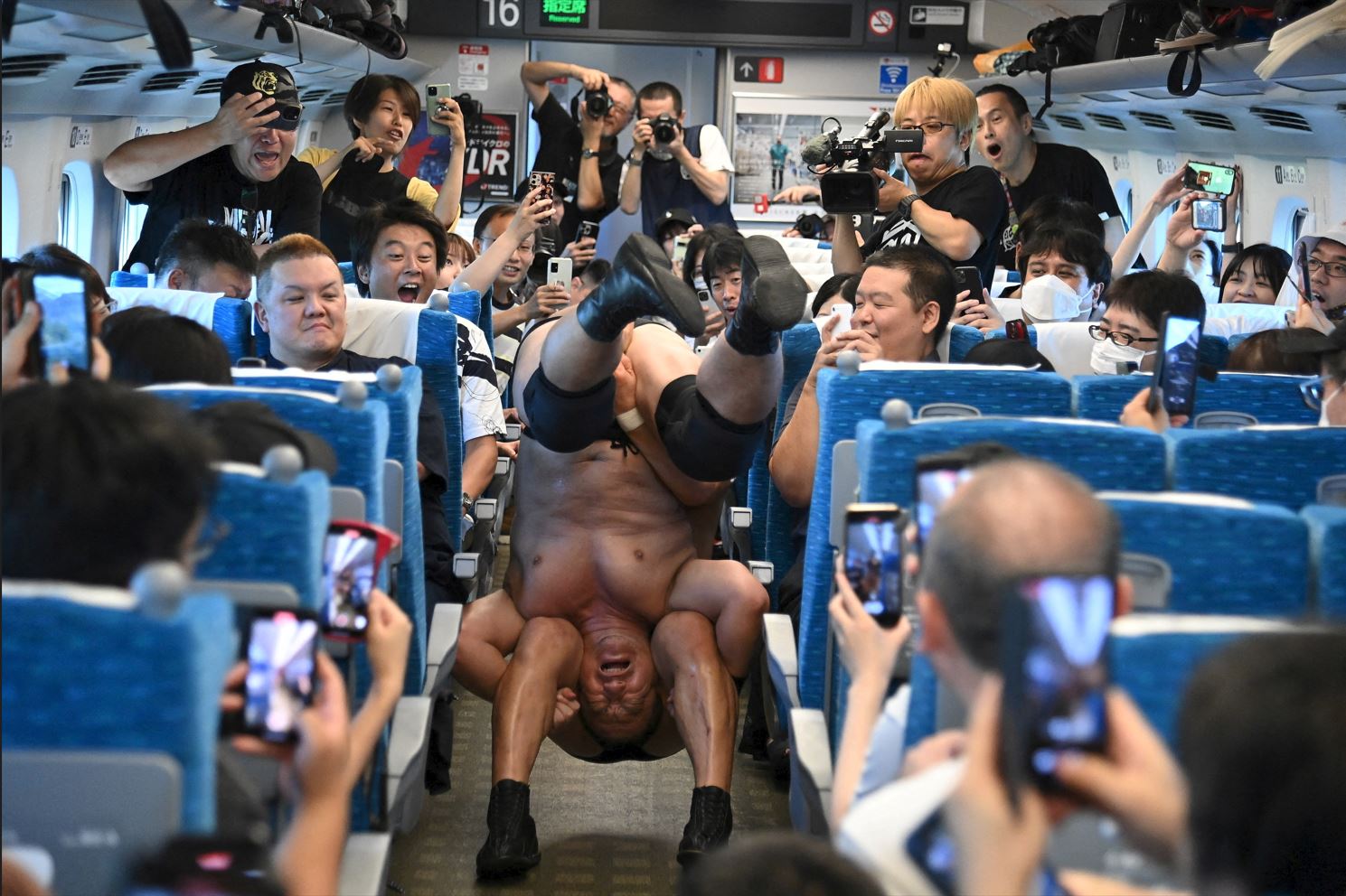 WRESTLING IN TRAIN JAPAM.JPG