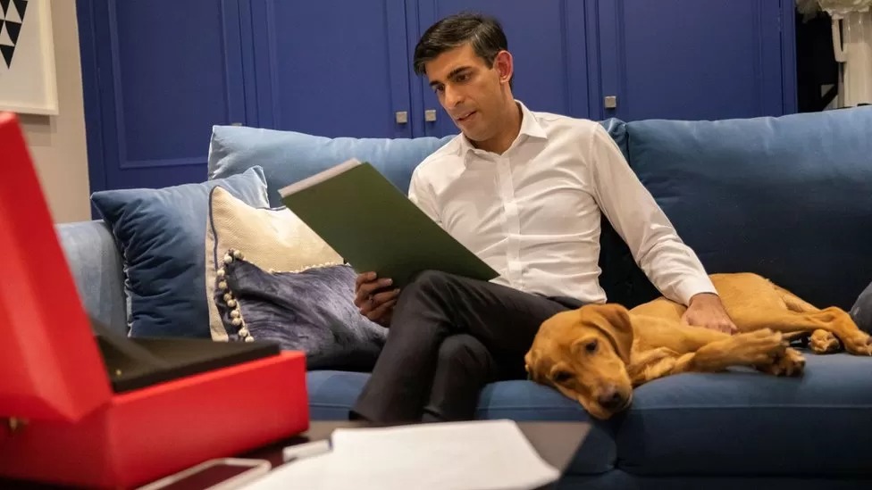 rishi sunak with a dog.jpeg