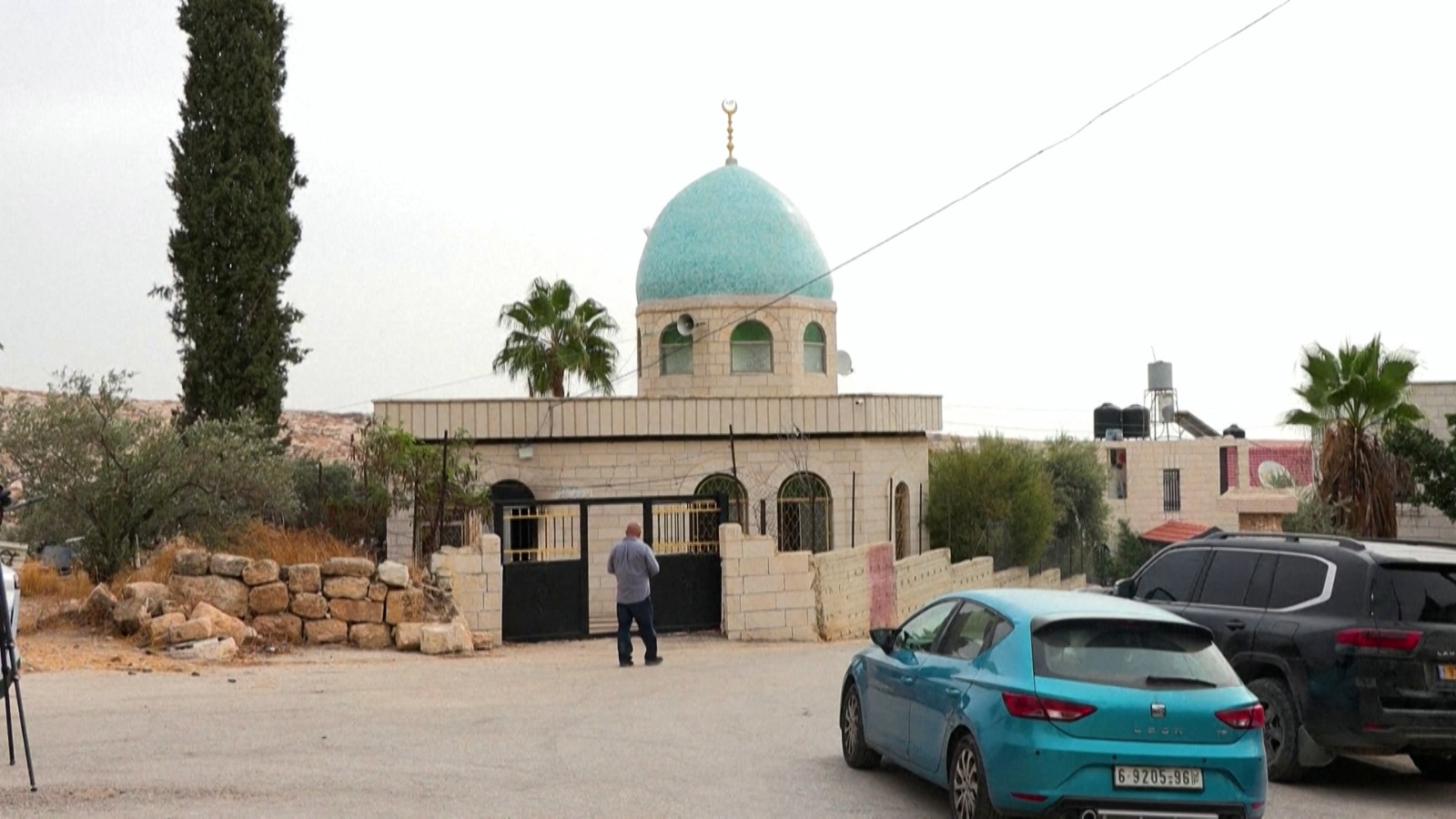 Israeli settlers set fire to mosque