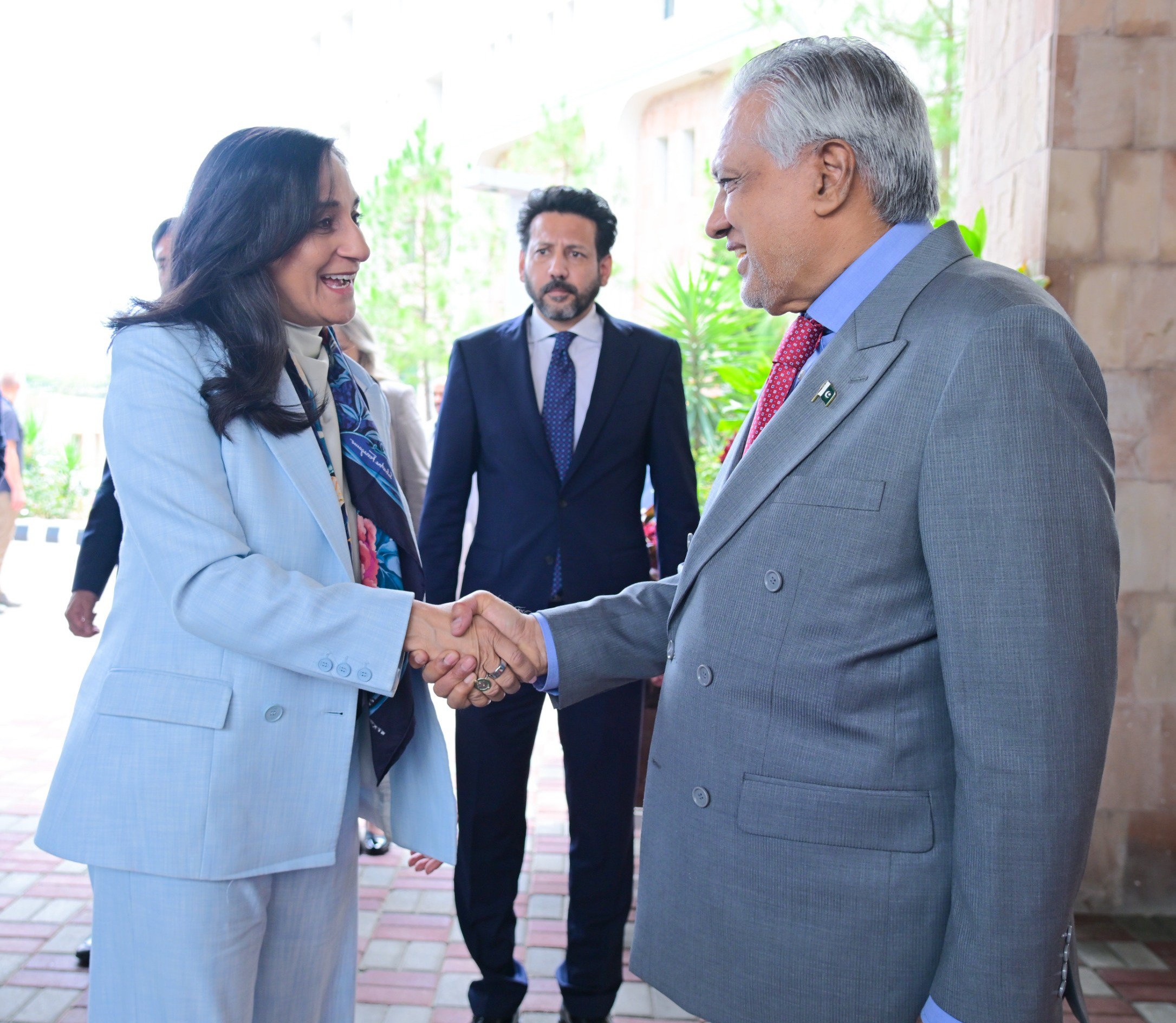 ishaq dar2.jpg