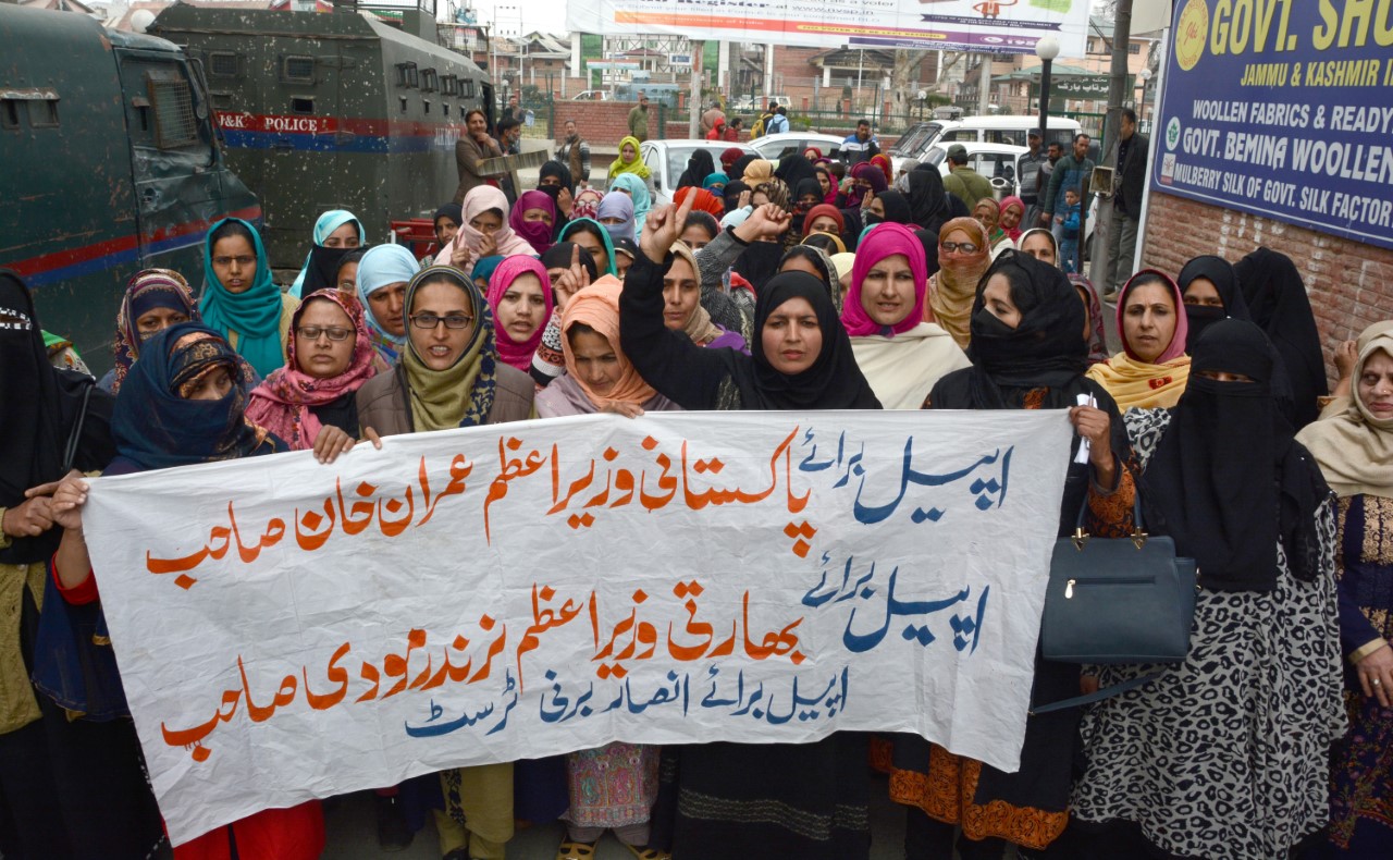 thumbnail_Photo Umar Ganie,,,,,, Pakistani Women holding a banner during protest in support of their demands.jpg